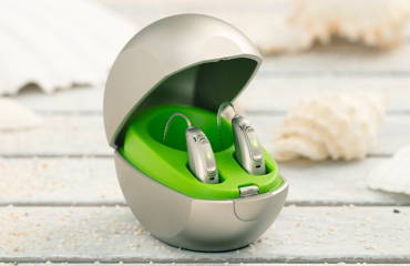 Phonak Paradise in een oplader